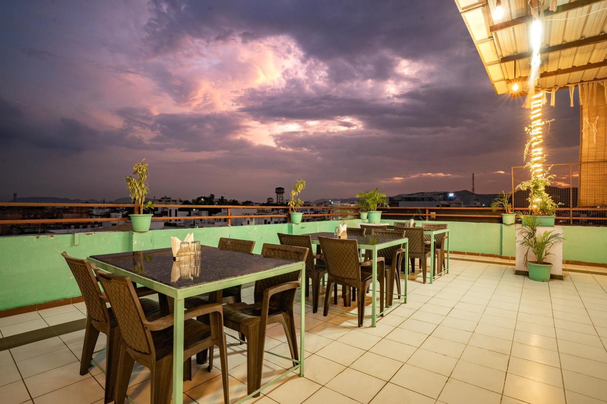 Hotel Naman Удайпур Екстер'єр фото